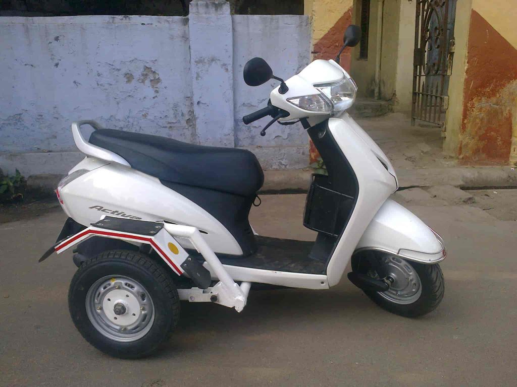 Scooter with side-wheel